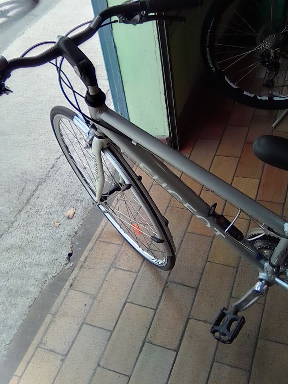 1 v�lo de ville de marque PEUGEOT  ( comme neuf  ) 585 Vic-en-Bigorre (65)