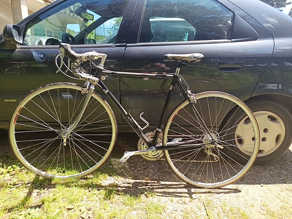 2 v�los des cours 1500 Saint-Loup (69)