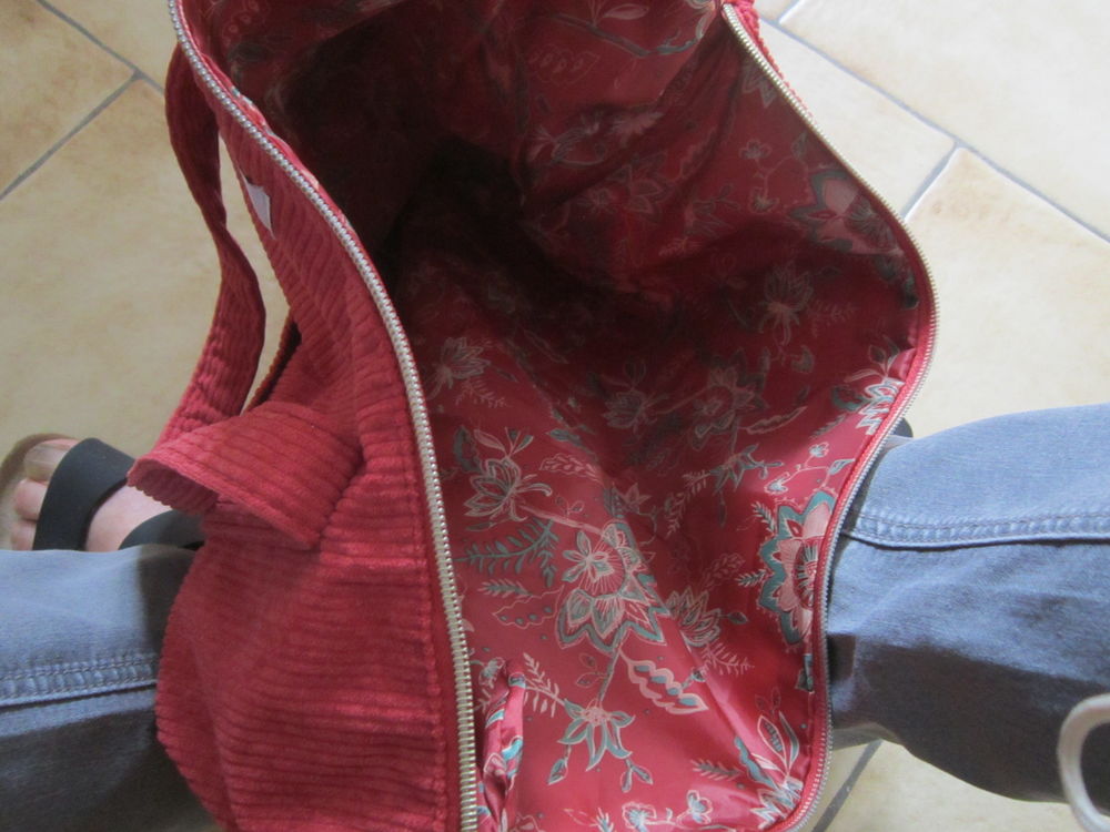 Un sac en velours c�tel� rouge 15 Brignais (69)