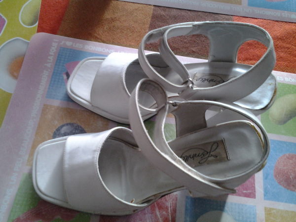 vend chaussures blanches, femme porter tres peut 3 Gannat (03)