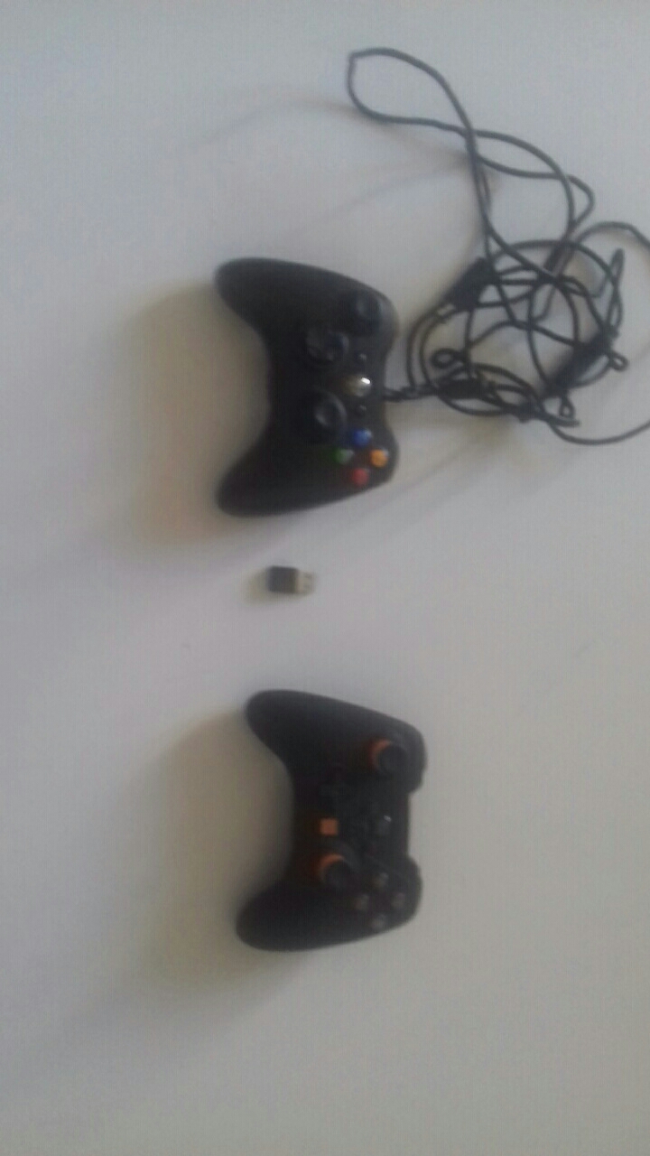 vend un lot de deux manettes. 60 Nantes (44)