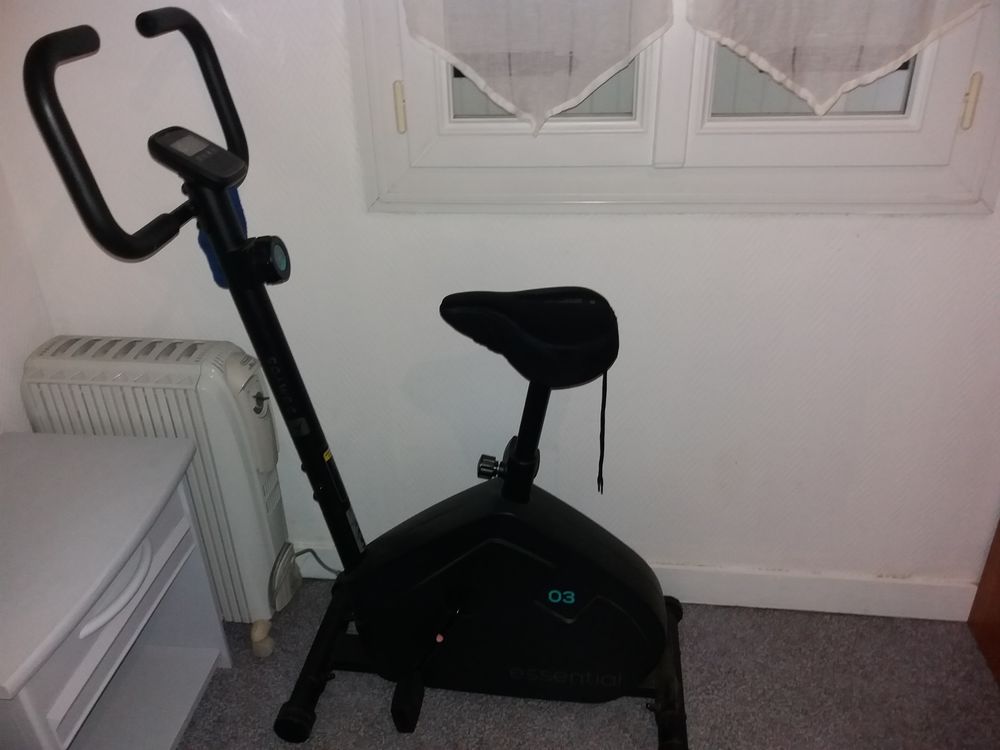 Vend v�lo d'appartement tr�s peu servi  achet� chez decatlon 0 Elliant (29)