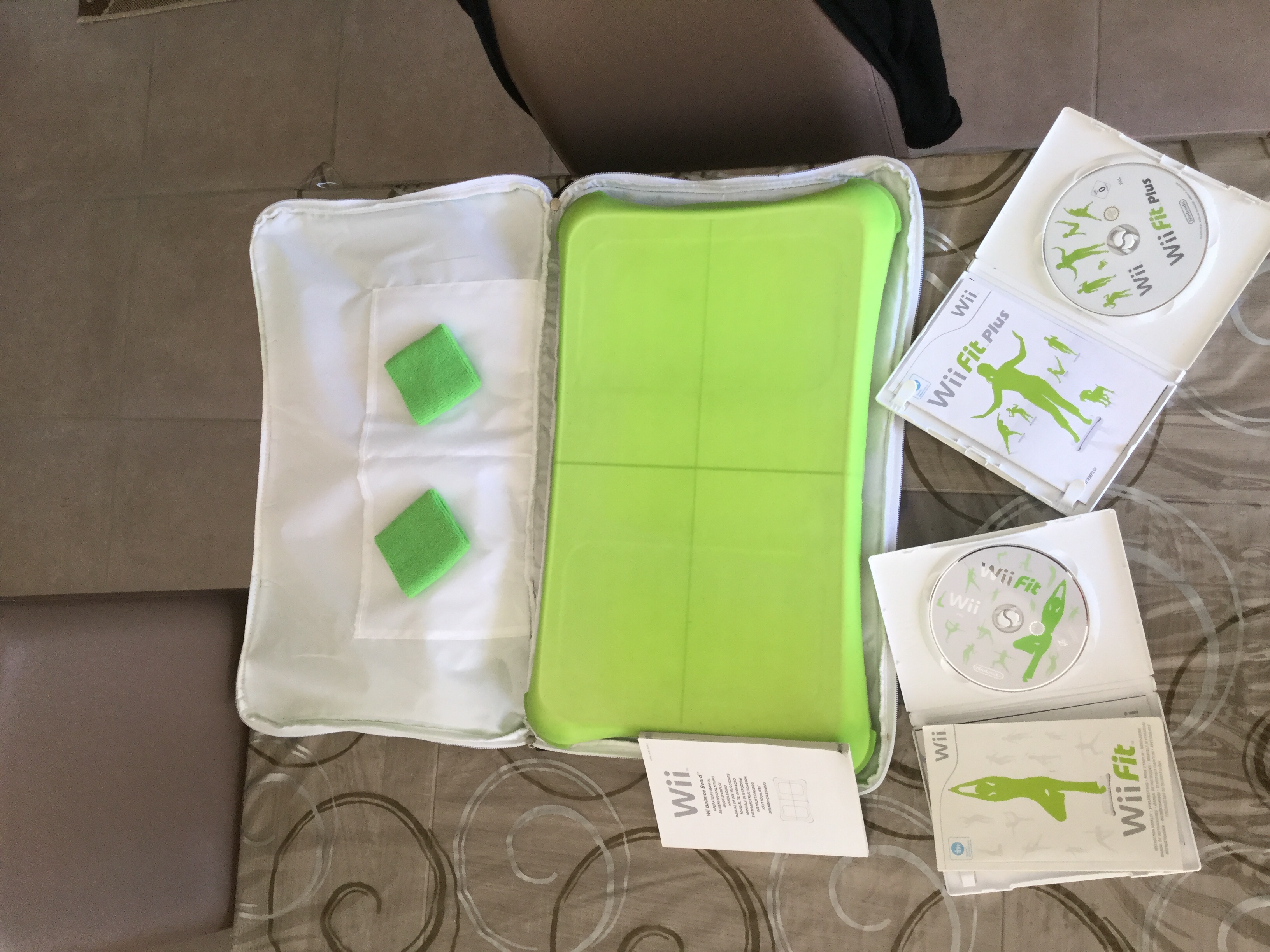 vend wiifit avec housse de rangement ,2 poign�es ,deux livres notice et  trois  jeux pour wiifit et wiifit plus 30 Aubignan (84)