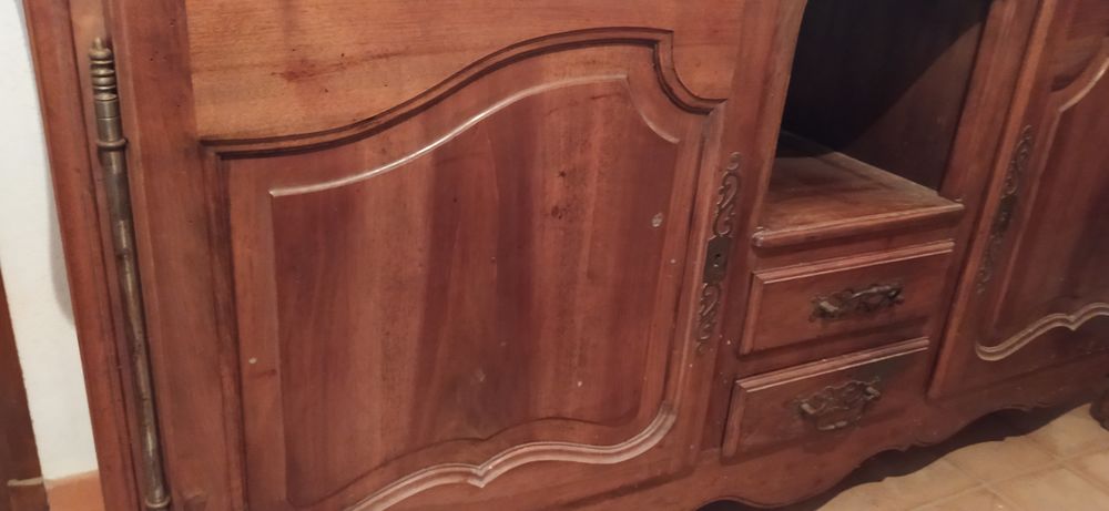 A vendre bahut 
en ch�ne massif fabriqu� par un �b�niste
80 Cogolin (83)