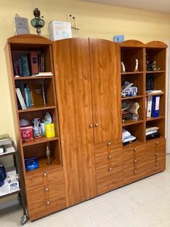 Vendre un bureau, une armoire, et un meuble de tiroirs 1000 Bussac-sur-Charente (17)