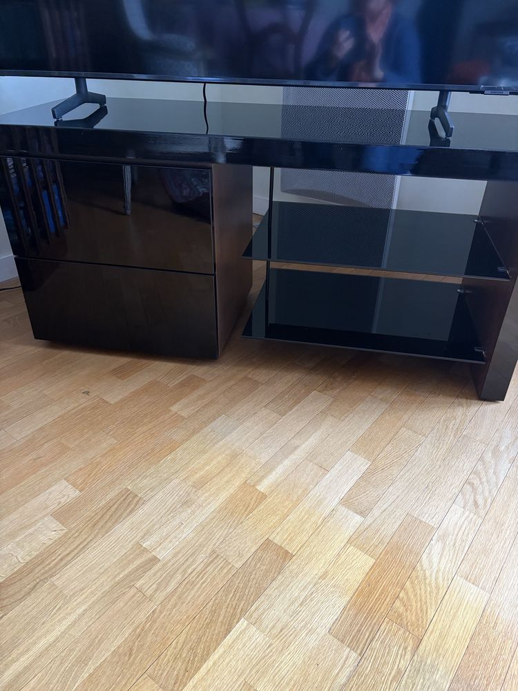 �  vendre table de t�l� bois laqu� noir en tr�s bon �tat 200 Clamart (92)