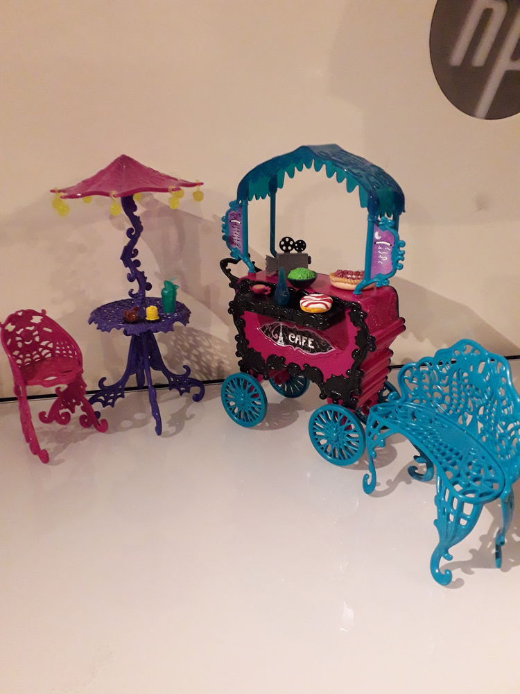 Vends Caf�t�ria Monster High Scaries 12 Grosbreuil (85)