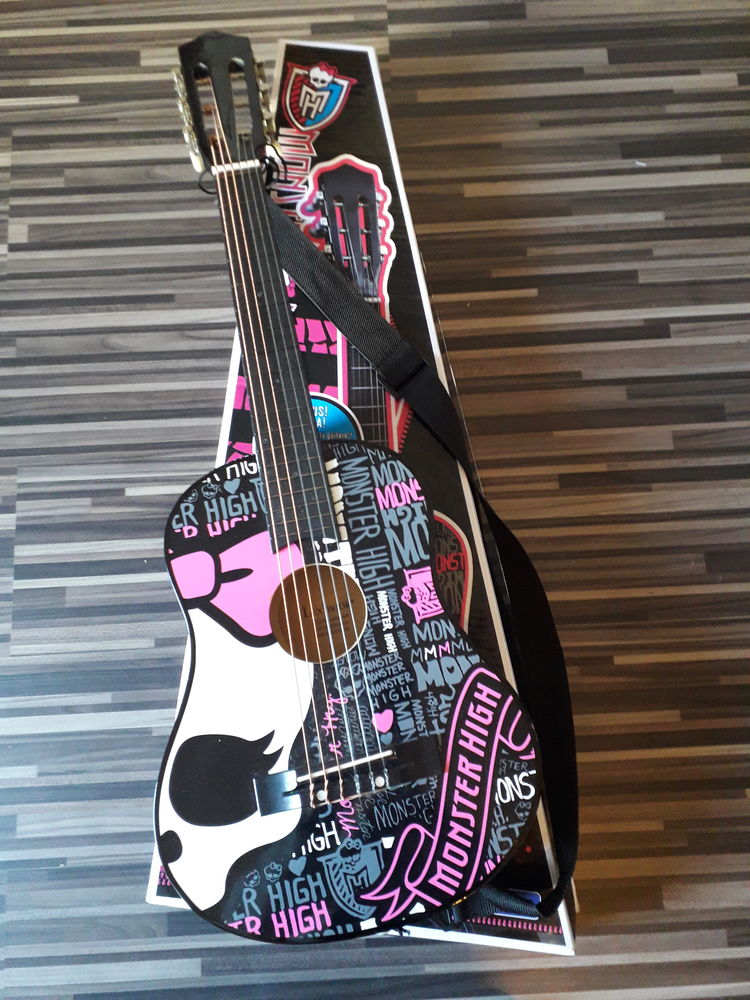 Vends Guitare Monster High 15 Grosbreuil (85)