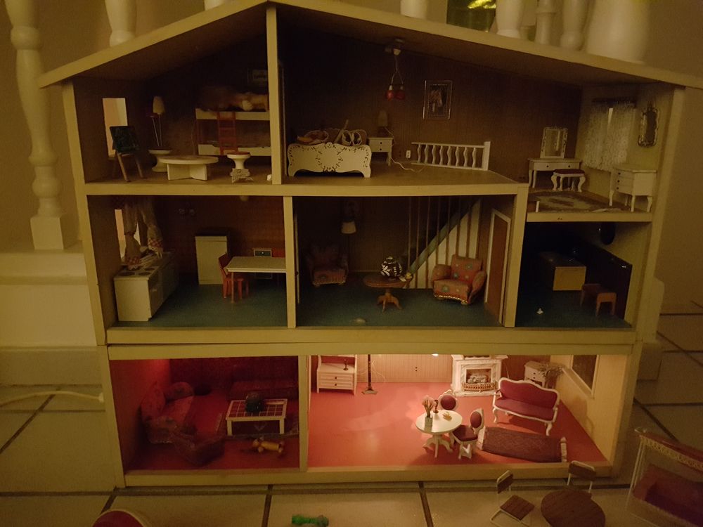 vends maison de poup�e des ann�es 60 avec meubles d'�poque 0 Perpignan (66)