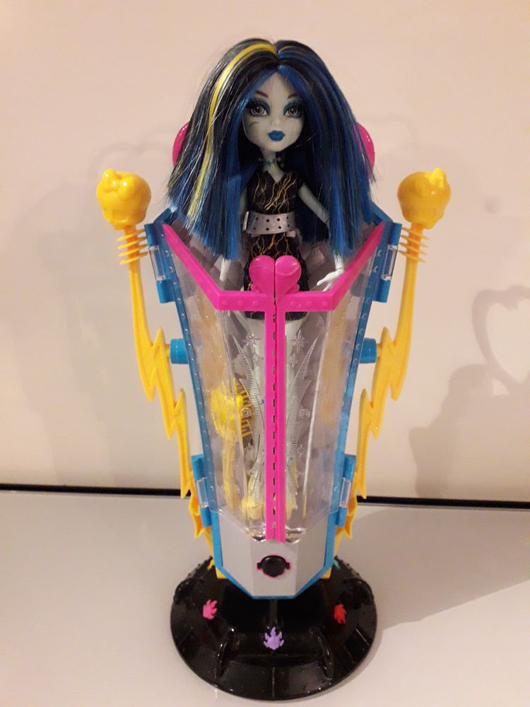 Vends poup�e Monster High Franky Stein �lectrik 15 Grosbreuil (85)
