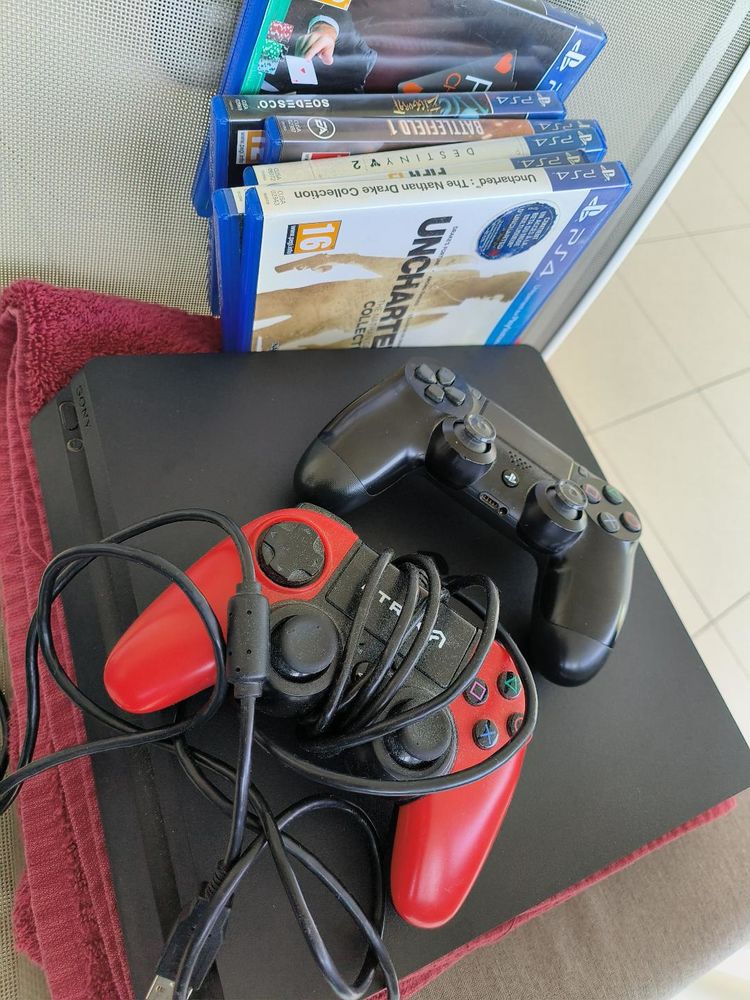 PS4 vendue avec 6 jeux un casque r�seau et 2 manettes 115 Antibes (06)
