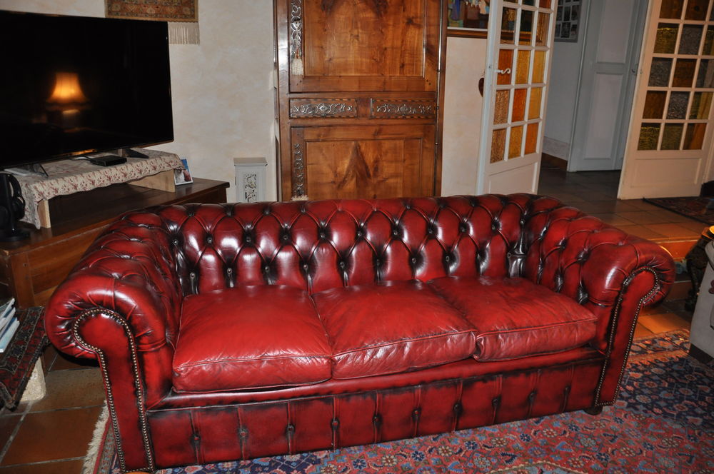 V�ritable canap� chesterfield 3 place cuir de buffle grenat 990 Cerizay (79)