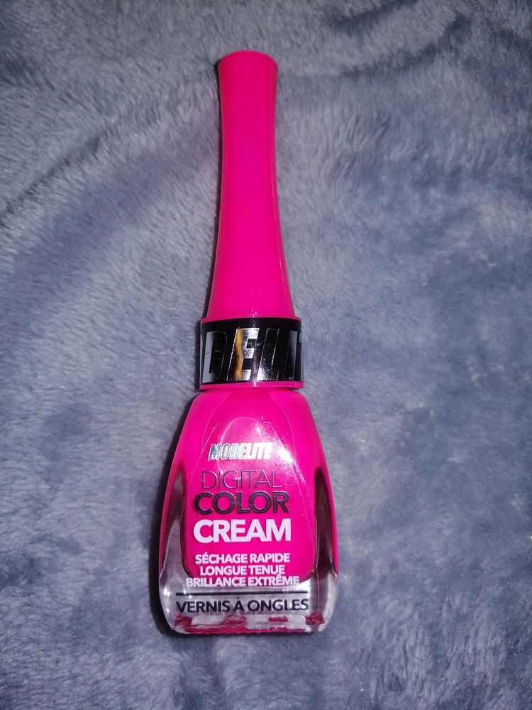 Vernis a ongles.
Rose. 10 Saint-Gratien (95)