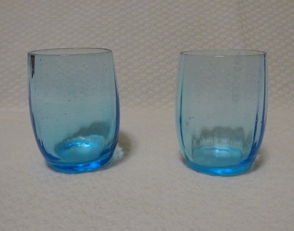 Verre ancien bleu de forme tonneau 6 Mondragon (84)