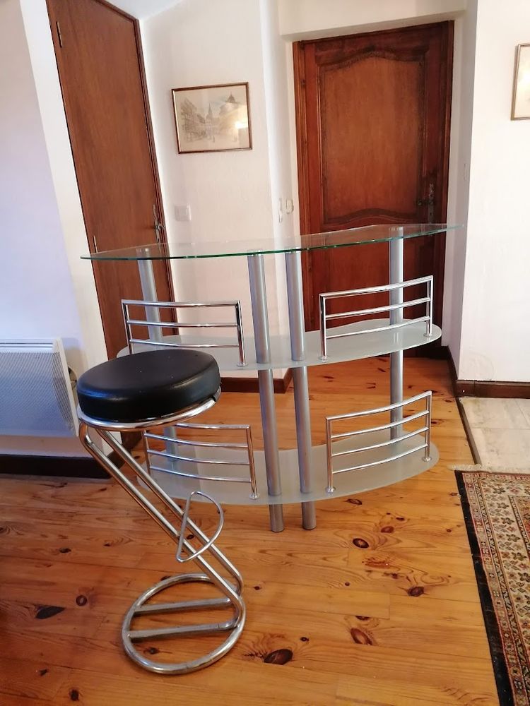 Bar en verre et m�tal et 4 tabourets de bar. Bon �tat 40 Toulouse (31)
