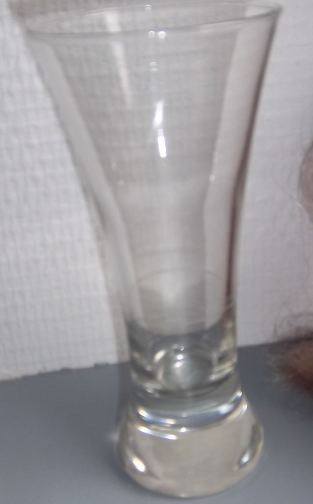 Verre � pastis avec ligne blanche 1 Colombier-Fontaine (25)