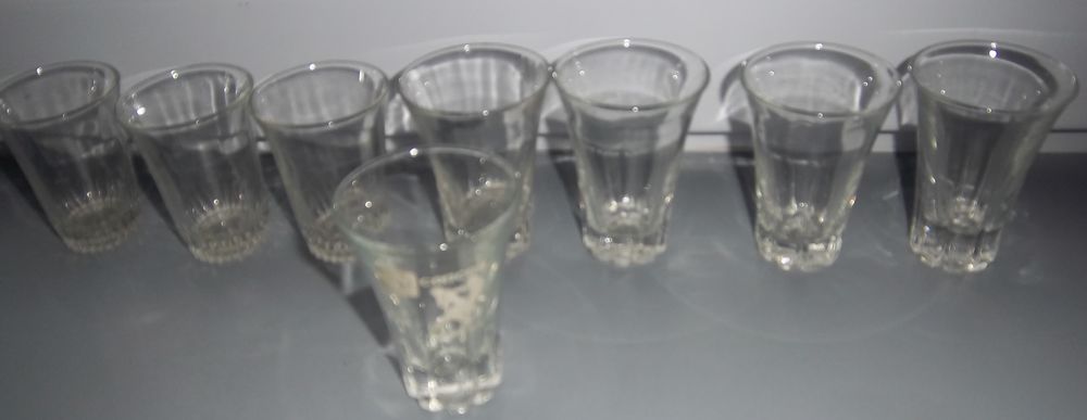 8 verres � digestif diff�rents mod�les 2 Colombier-Fontaine (25)