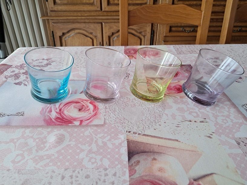 Lot Verres incurv� color�s originaux jeux maison cuisine vai 4 F�ves (57)