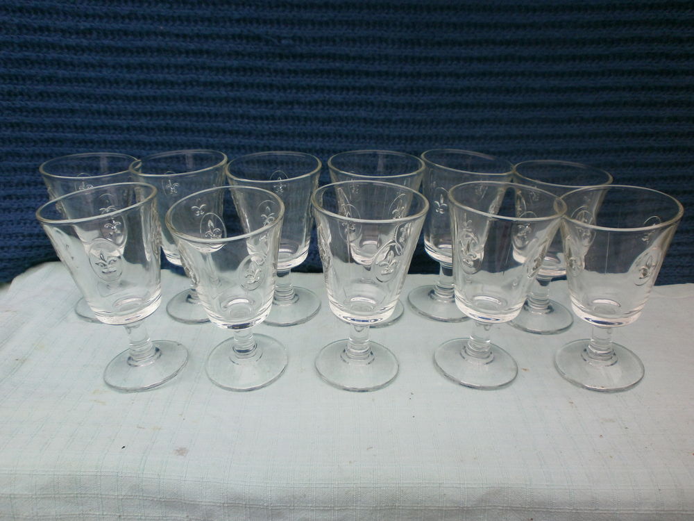 LOT 12 VERRES A PIED FLEURS DE LYS 60 Courchelettes (59)
