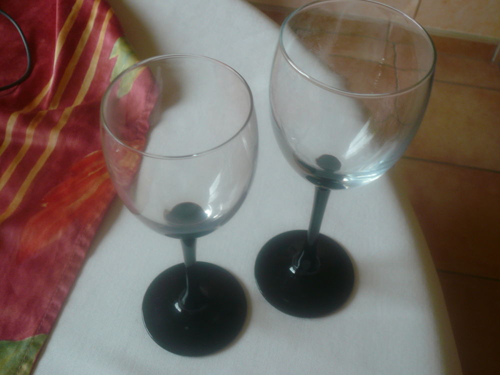 Verres à pied noir. Verres à vin blanc et verres à eau 15 Besançon (25)
