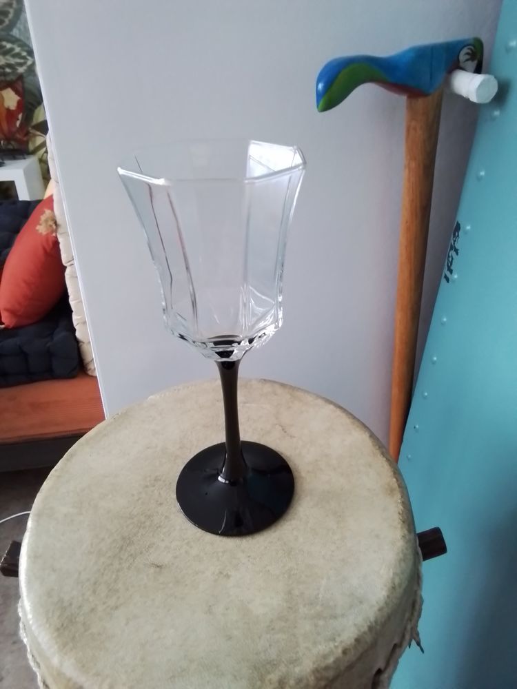 11 verres pied noir. 6 Saint-Nazaire (44)