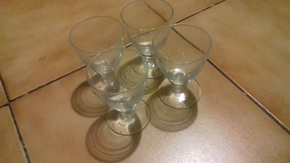Lot de 4 verres � pieds
5 Sept�mes-les-Vallons (13)