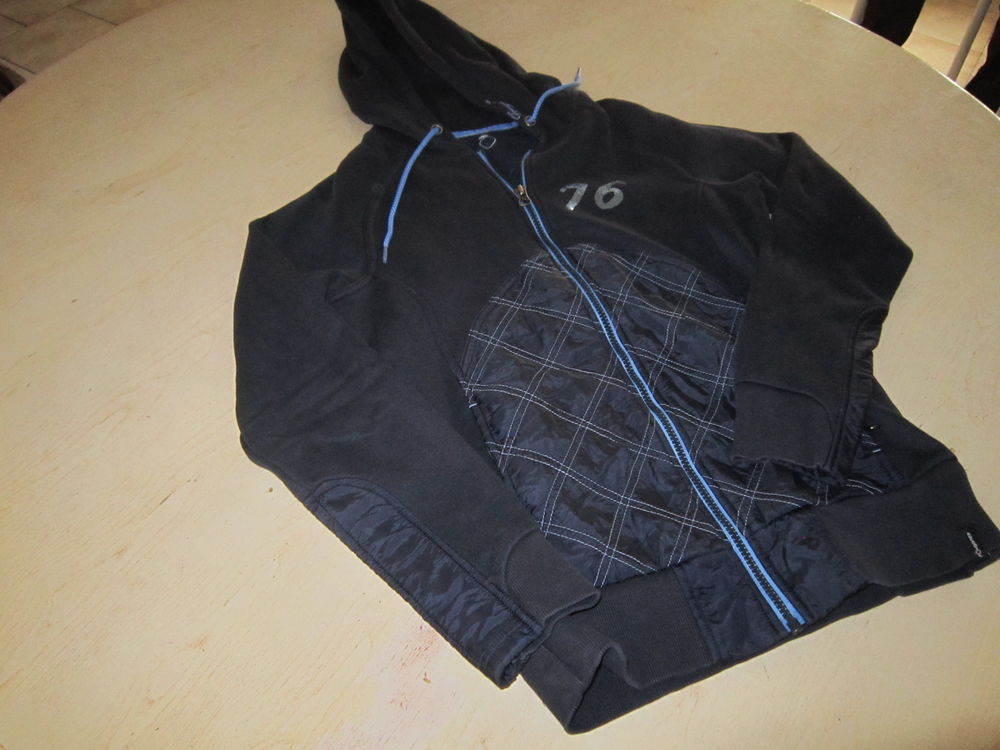 Une veste avec capuche (�quitation) 15 Brignais (69)