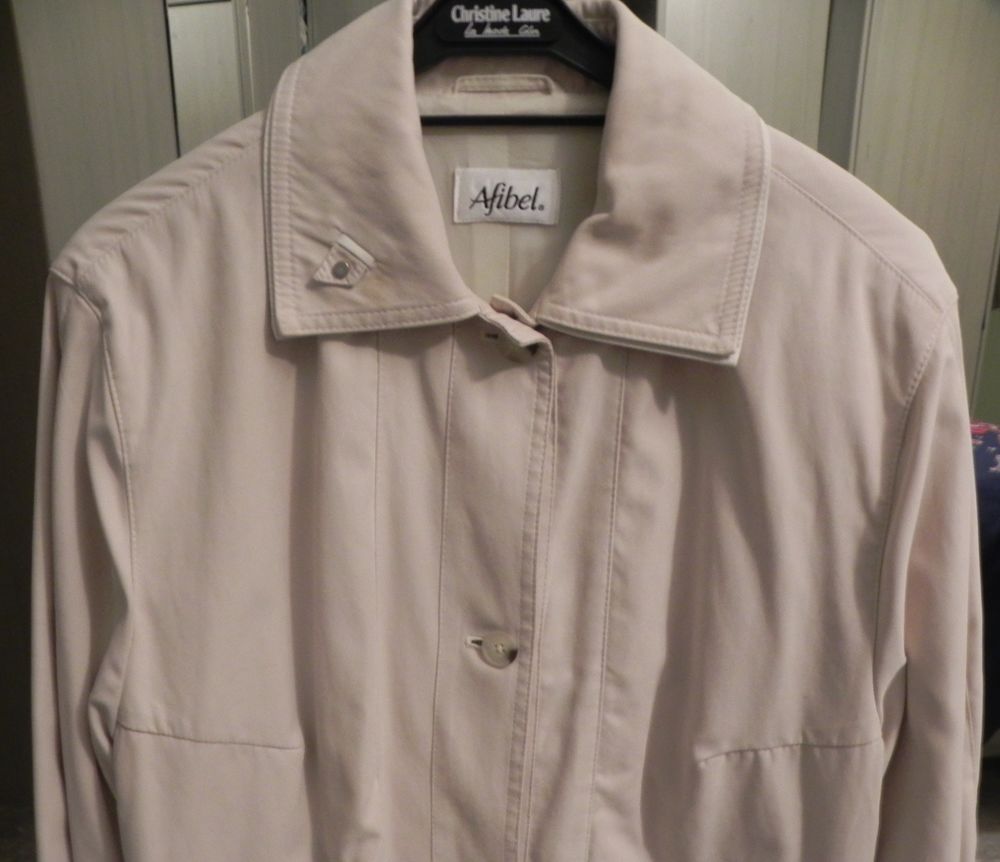 Veste beige Afibel, �tat neuf, taille 46/48, tr�s douce. 25 Villars-les-Dombes (01)