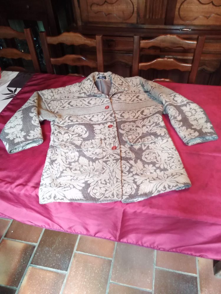 Veste beige et marron taille 42 20 Avermes (03)