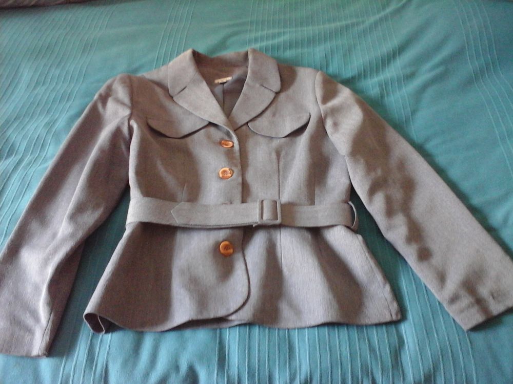 veste bleue cintr�e avec ceinture. 10 Menton (06)