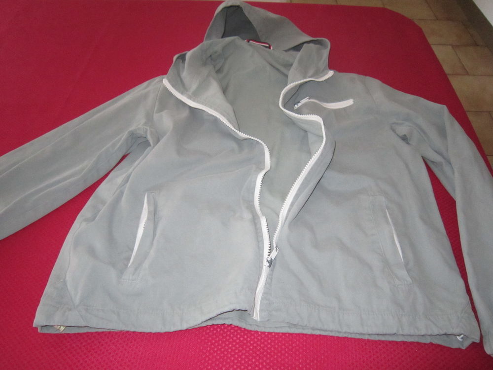 Une veste � capuche 25 Brignais (69)