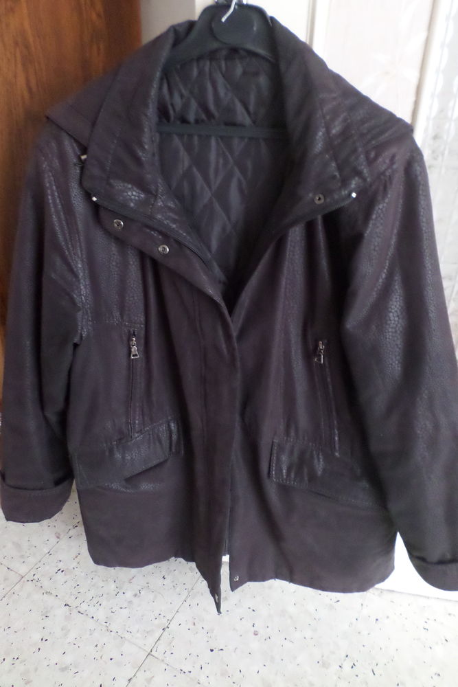 Veste chaude 3/4, avec capuche amovible
18 Vend�me (41)