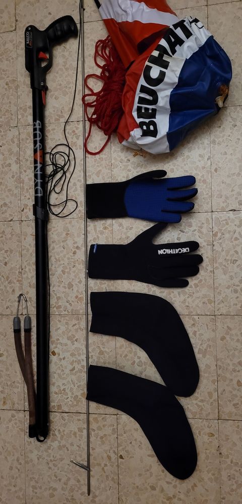 VESTE ET COMBINAISON DE PLONG�E AVEC ACCESSOIRES 200 N�mes (30)