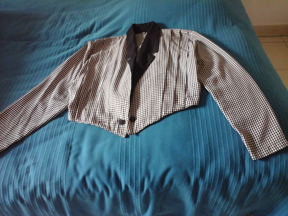 Veste courte � carreaux noires et blanches. Col noir. 8 Menton (06)