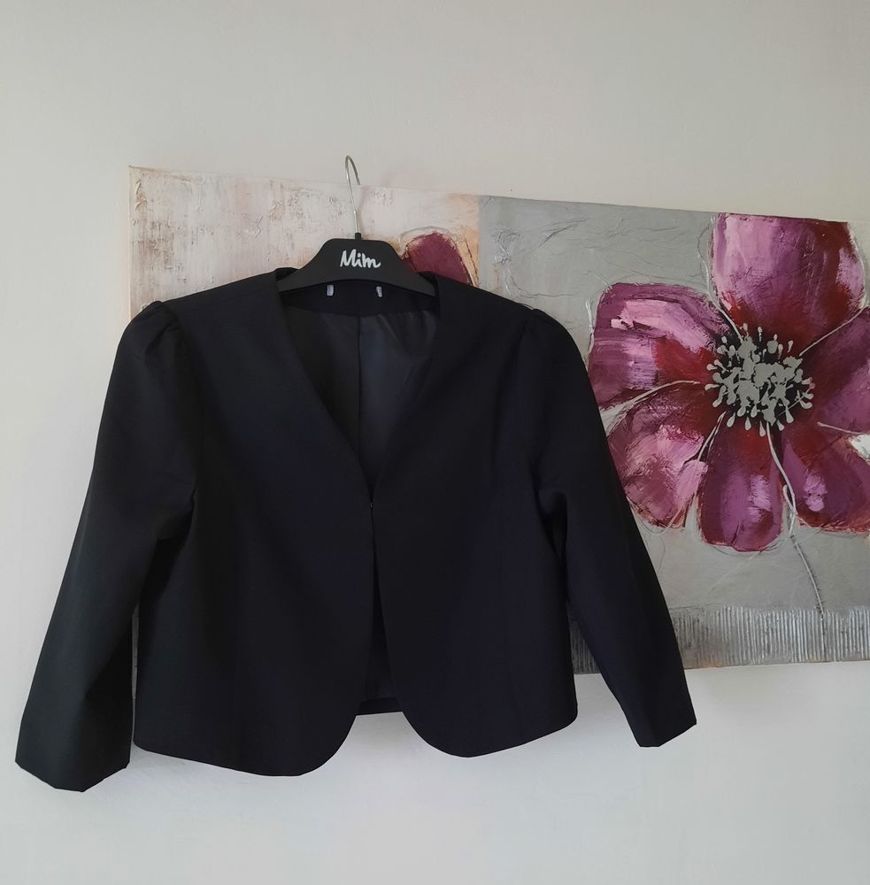 Veste courte noire doubl�e ou bol�ro �l�gant noir T 38 - 40 10 Domart-en-Ponthieu (80)