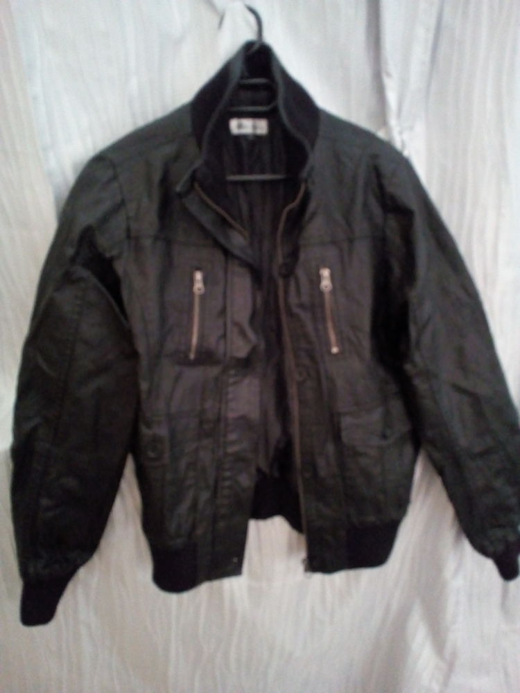 Veste courte simili -cuir  noire taille 40 10 Savigny-sur-Orge (91)
