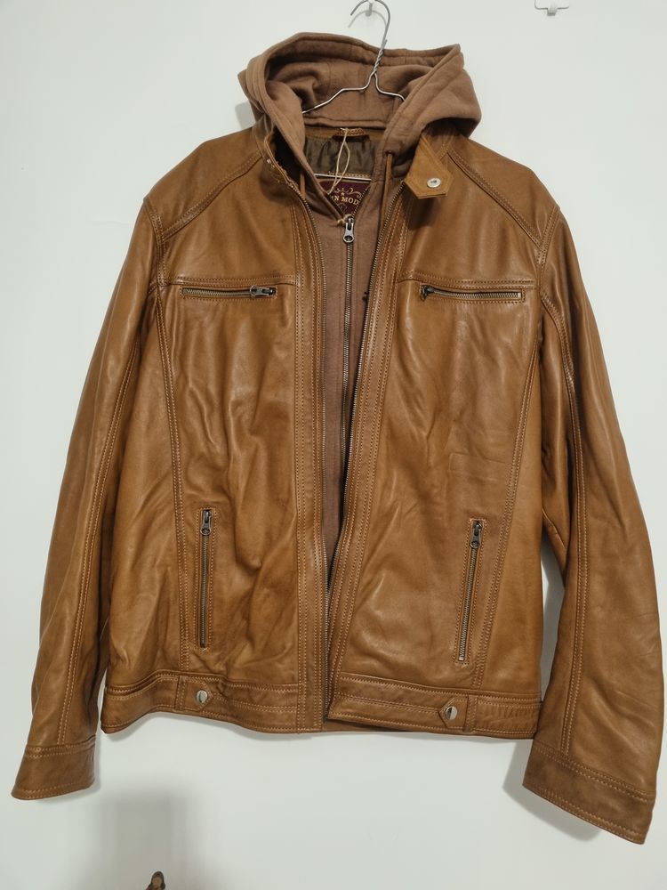 Veste en cuir de couleur marron 150 La Courneuve (93)