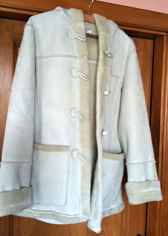 Veste d'hiver fausse fourrure, beige � capuche
2 poches 8 Morteau (25)