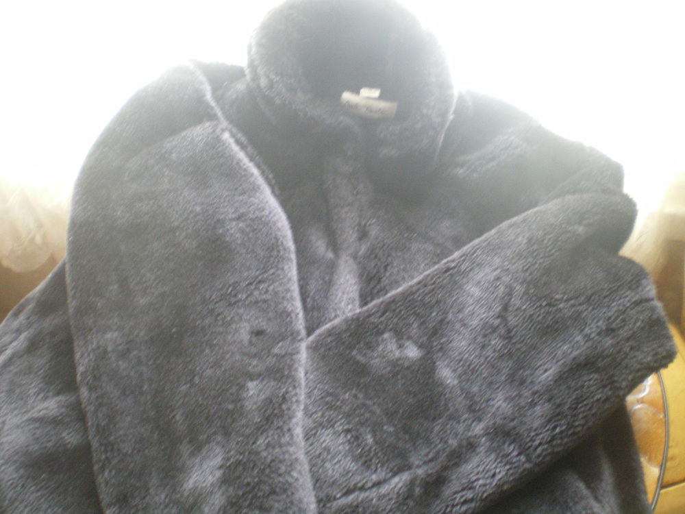 Veste en imitation fourrure noire 30 Caen (14)