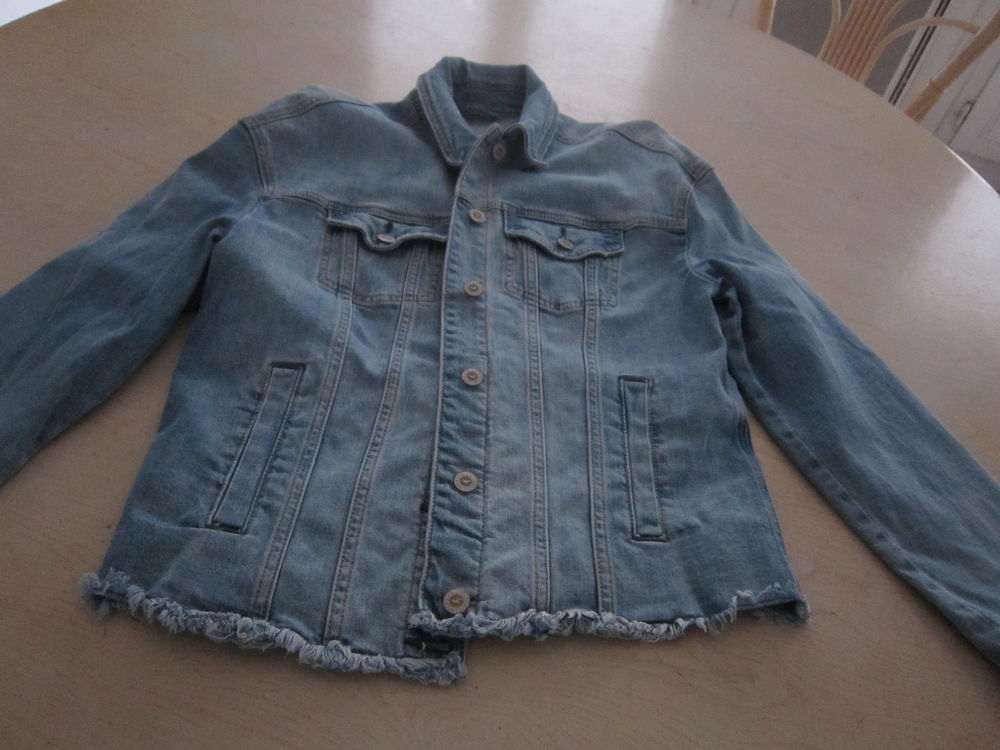 une veste en jean bleu clair avec des fleurs brod�es 25 Brignais (69)