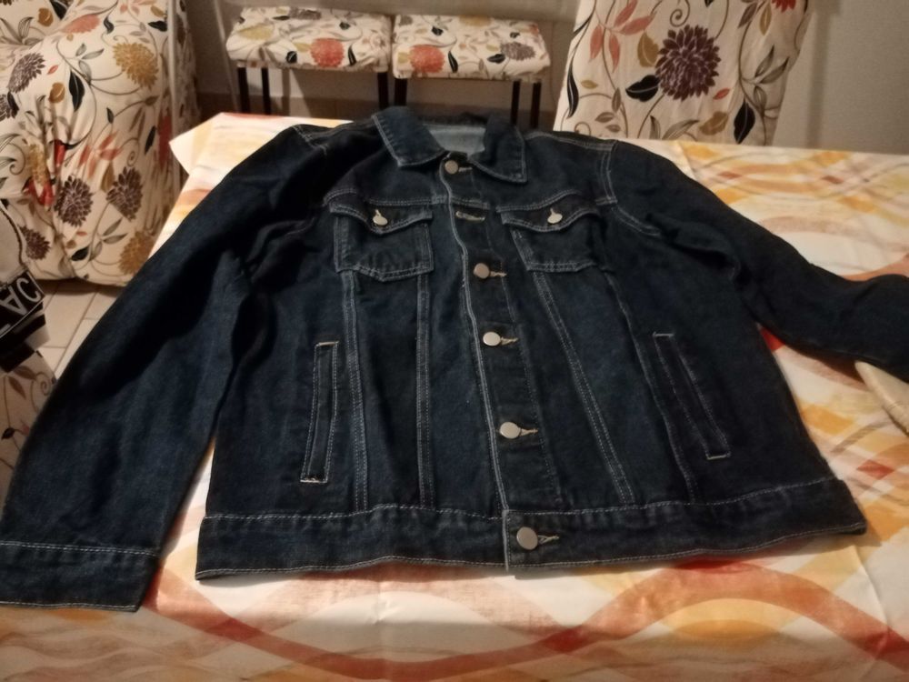 veste en jean bleu fonc� avec boutons. et poches int�rieures 12 Saint-Jean-de-Monts (85)