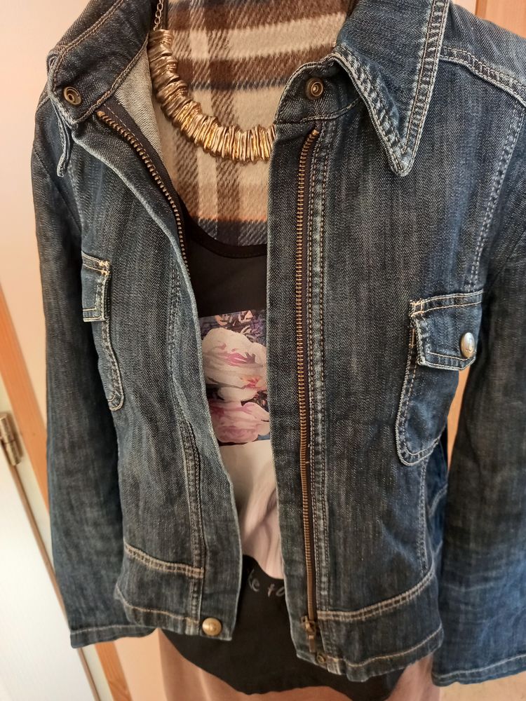 Veste en jean, tr�s bon �tat. Taille 40. 15 La G�n�touze (85)