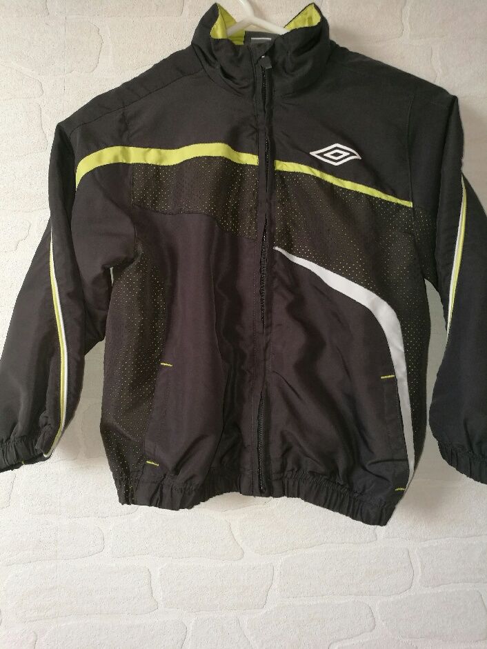 Veste jogging noir et vert taille 5 ans 6 Villiers (86)