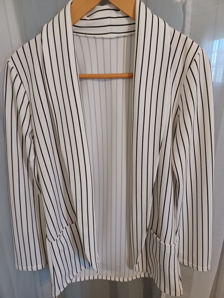 veste legere blanche rayee noir 2.5 Caissargues (30)