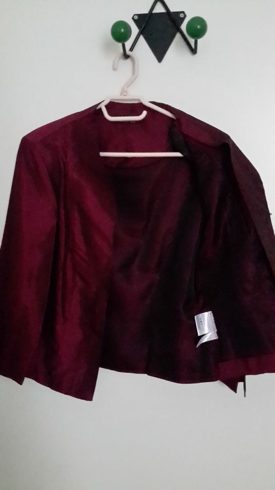 Veste l�g�re cintr�e d'un bordeaux chatoyant 19 Tourcoing (59)