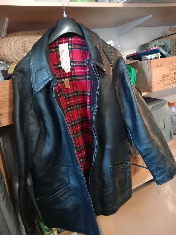 Veste longue noire tout cuir doubl�e �cossais vintage 30 Puget-Ville (83)