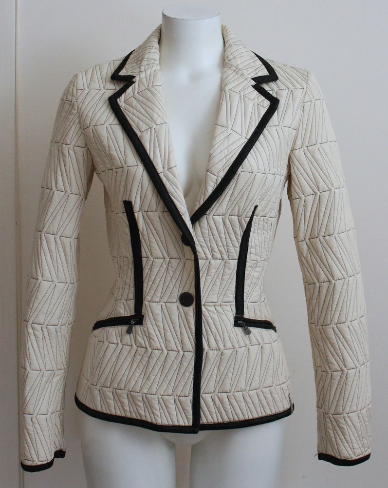 Veste matelass�e VERSACE 
T.S soit 36/38 Fr 110 Issy-les-Moulineaux (92)