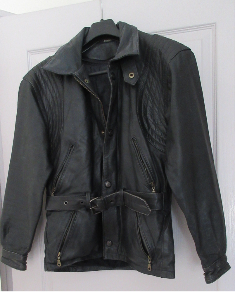 Veste moto femme en cuir / noire  65 Le Fenouiller (85)