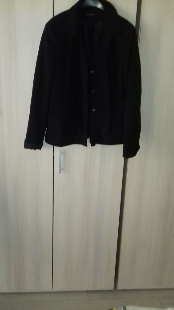 Veste noire avec rayure noire � peine visible 15 La Romagne (49)