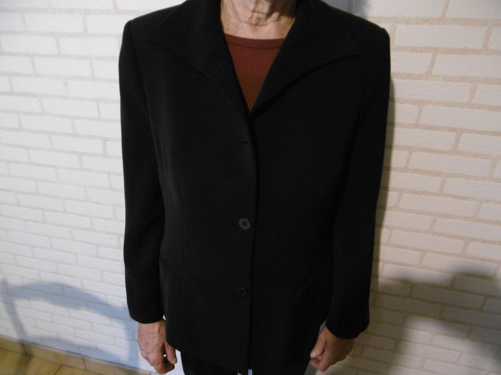 Veste noire femme , marque LOLA
5 La B�gude-de-Mazenc (26)